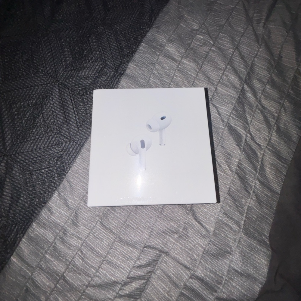 Apple AirPods Pro 2nd generation with Wireless Case - Classic White